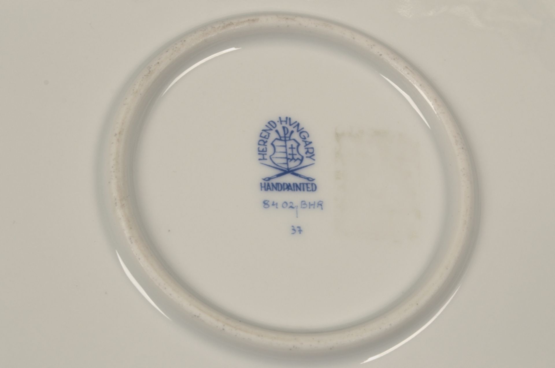 Großer, runder Schauteller, Herend/Ungarn, Durchmesser ca. 34 cm, Weißporzellan mit handgemaltem, p - Image 8 of 8