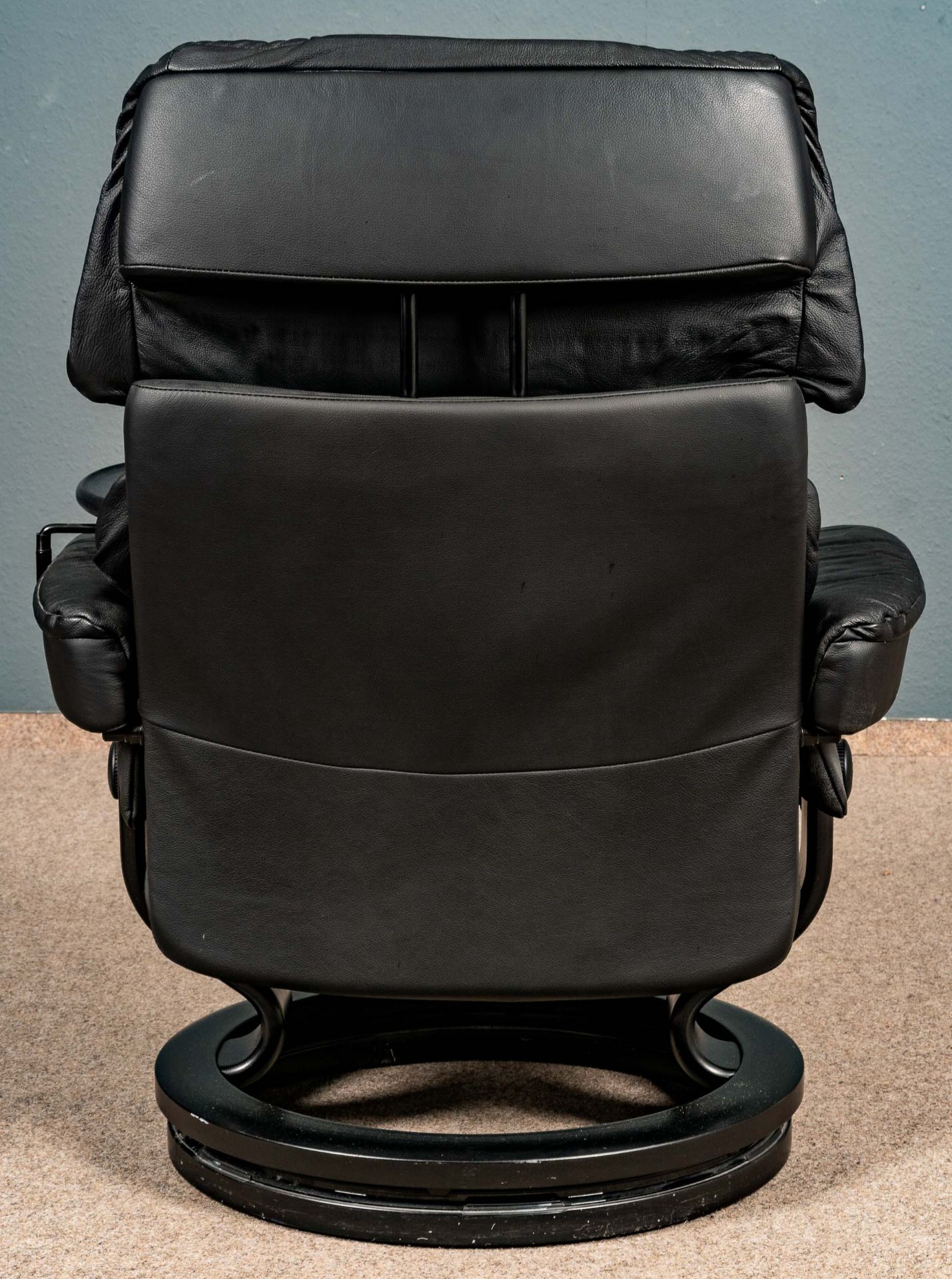 Großer "STRESSLESS" - Sessel mit passendem Hocker, an Armlehne mit beweglicher Ablage. Schöner, geb - Bild 9 aus 10