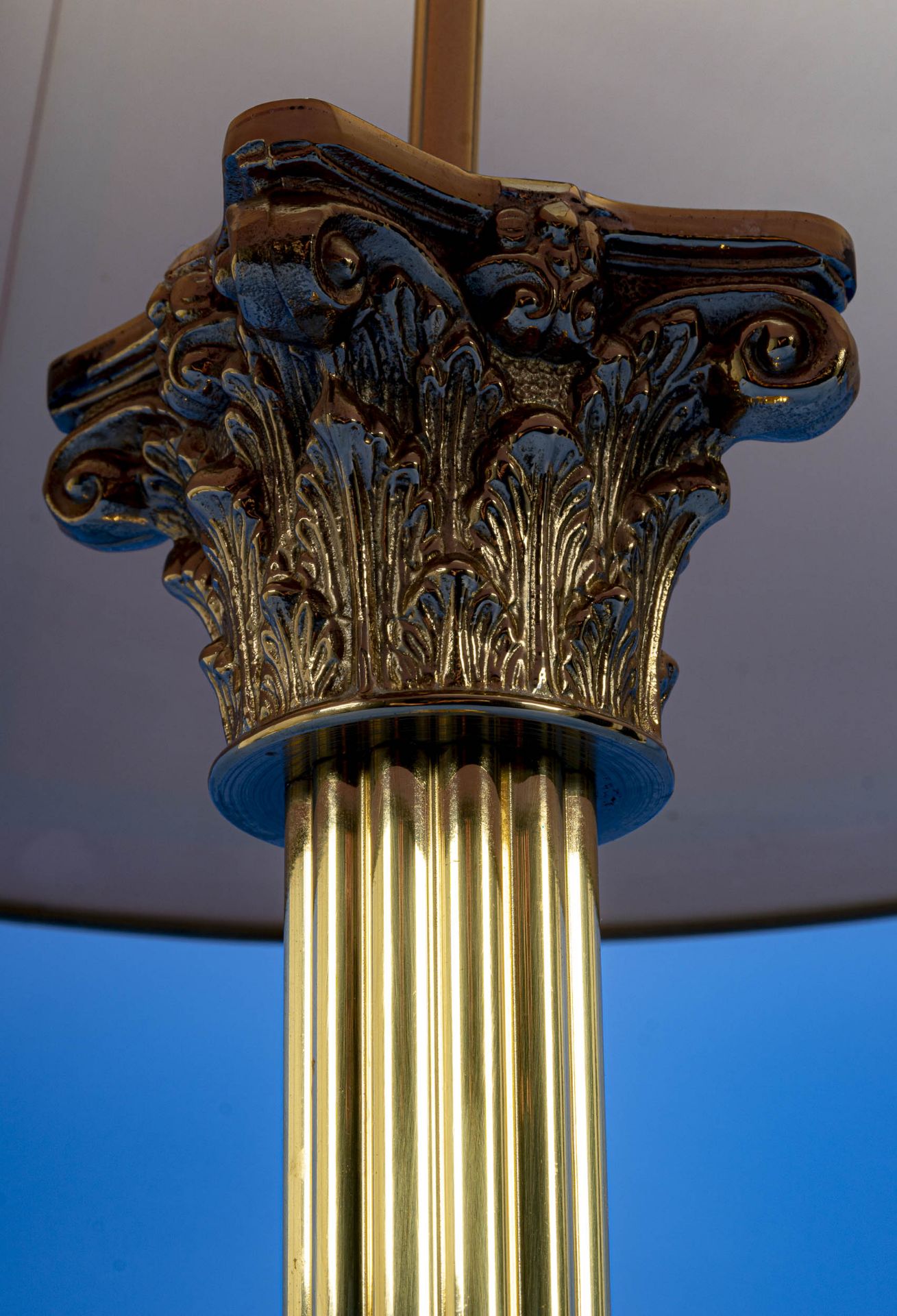 Stilvolle Tischlampe, Messing, Säulenform, plastisch ausgearbeitetes Kapitell, klassische Formgebun - Bild 5 aus 6