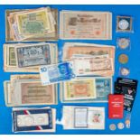 Ca. 110 tlg. Sammlung verschiedener Zahlungsmittel: knapp 100 überwiegend historische Banknoten & G