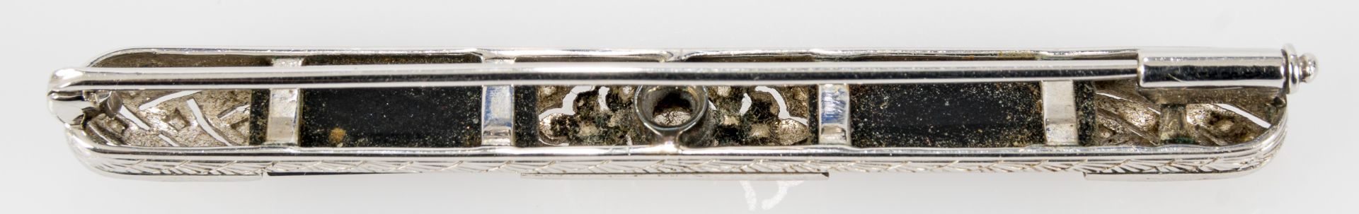 Elegante Art-Deco Stabbrosche, 14 k Weißgoldfassung mit Onyx & Markasiten-Besatz, mittig gefasster  - Bild 3 aus 5