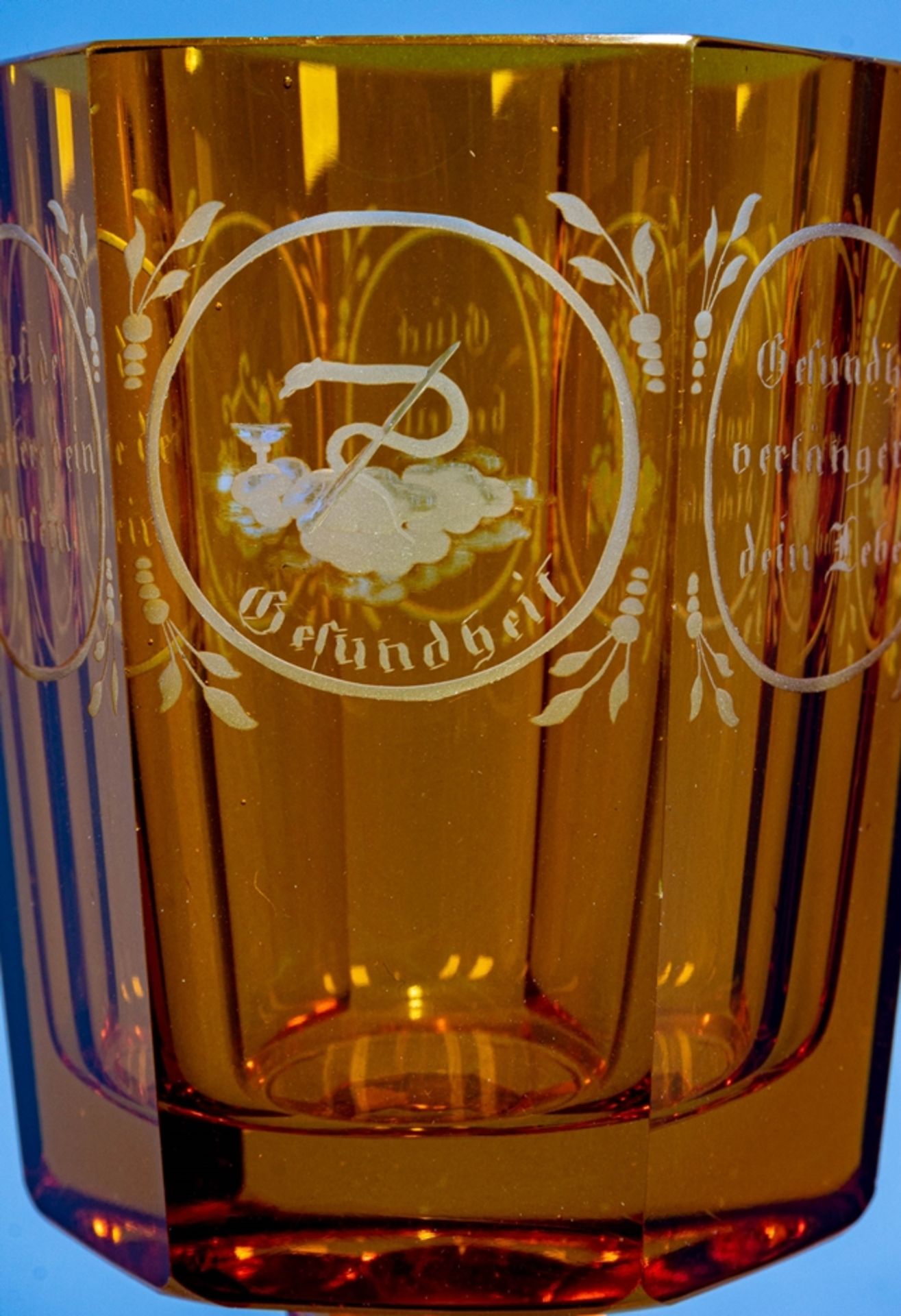 Antikes Pokalglas, bernsteinfarbenes, dickwandiges Glas, Fuß & Kuppa sechskantig geschliffen, 19./ - Image 7 of 11