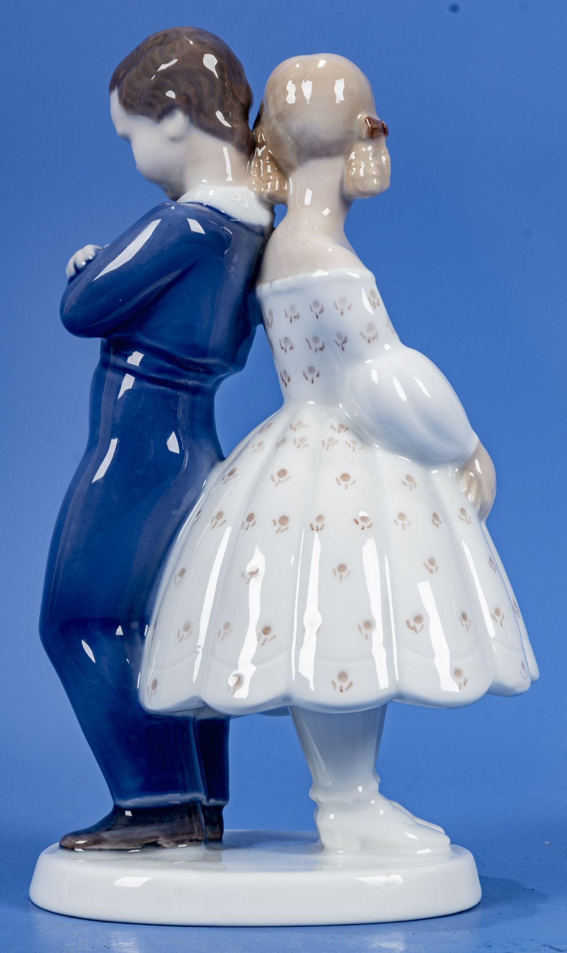 "Junges Paar", farbig staffiertes Bing & Gröndahl Weißporzellan, Modellno. 2372, Künstlermonogramm: - Bild 5 aus 9