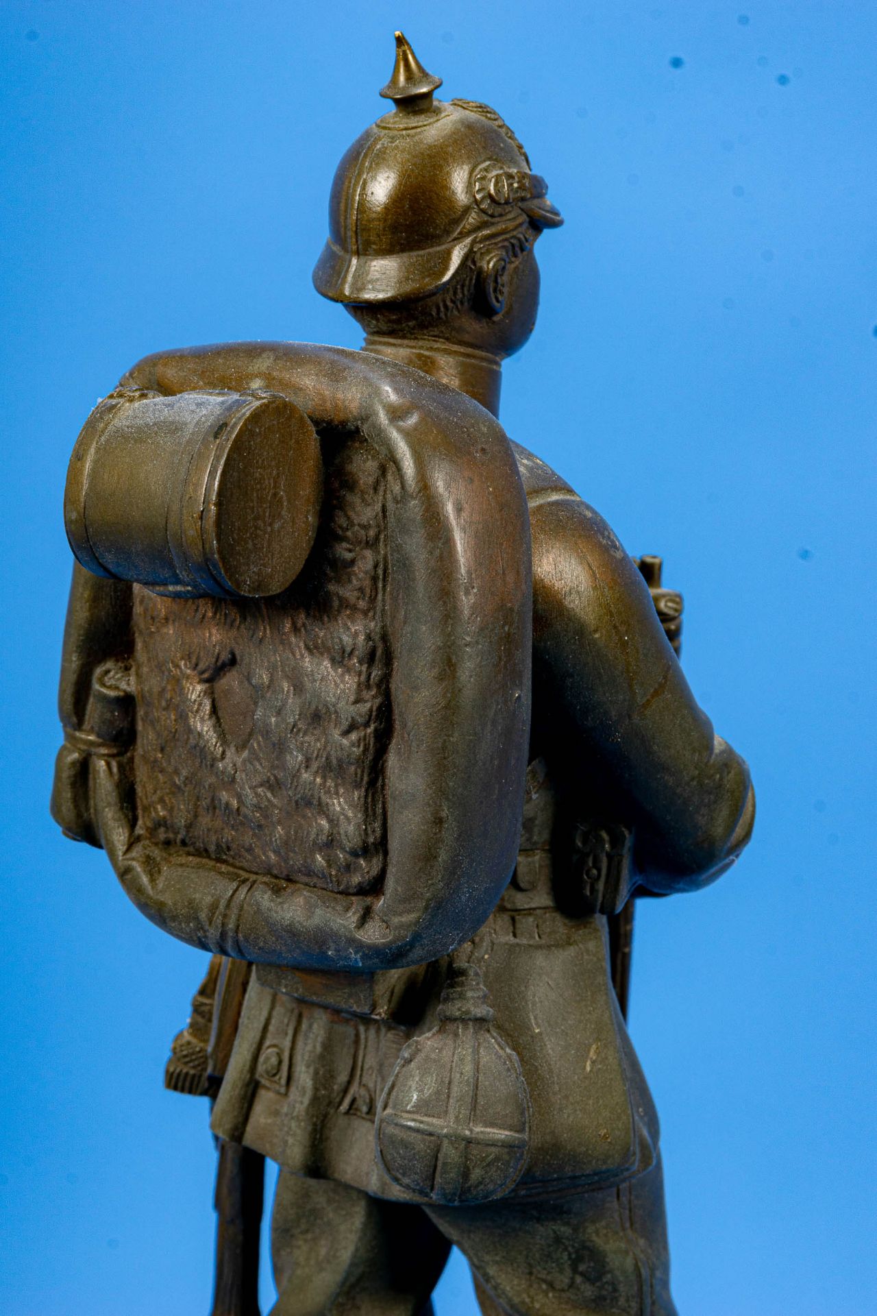 "Stehender Kaiserlicher Soldat" auf mehrfach getrepptem Natursteinsockel. Höhe der Figur ca. 27,5 c - Bild 8 aus 15