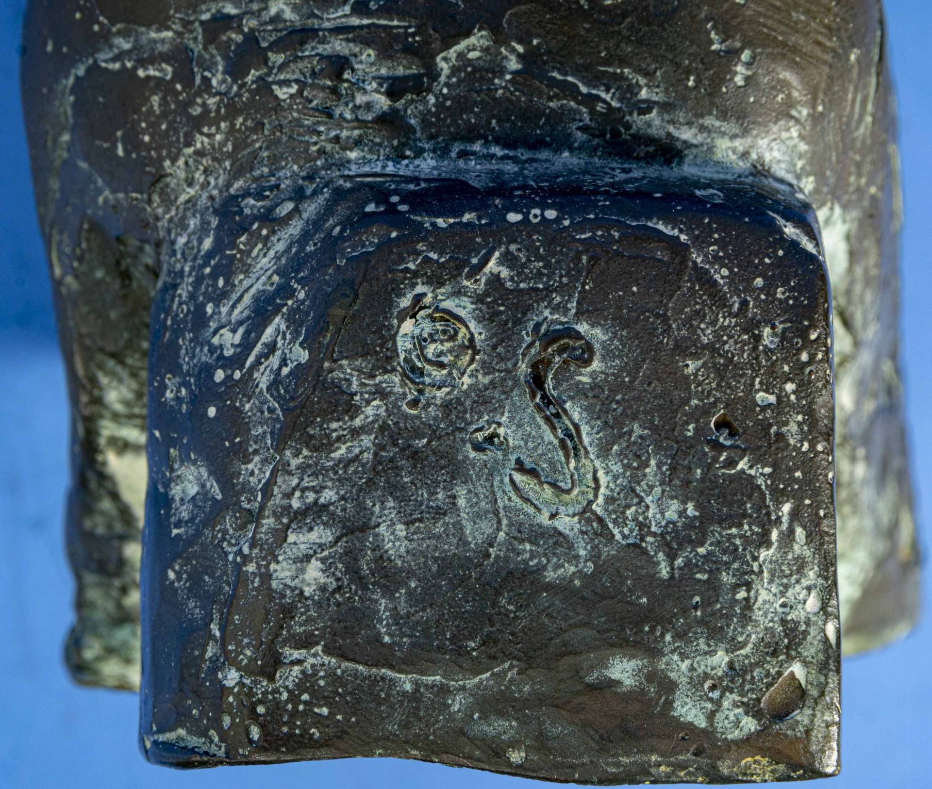 "Querflötistin", Bronze patiniert, Hohlguss, rückseitig monogrammiert "O.S"; Höhe ca. 23 cm, schöne - Bild 8 aus 9