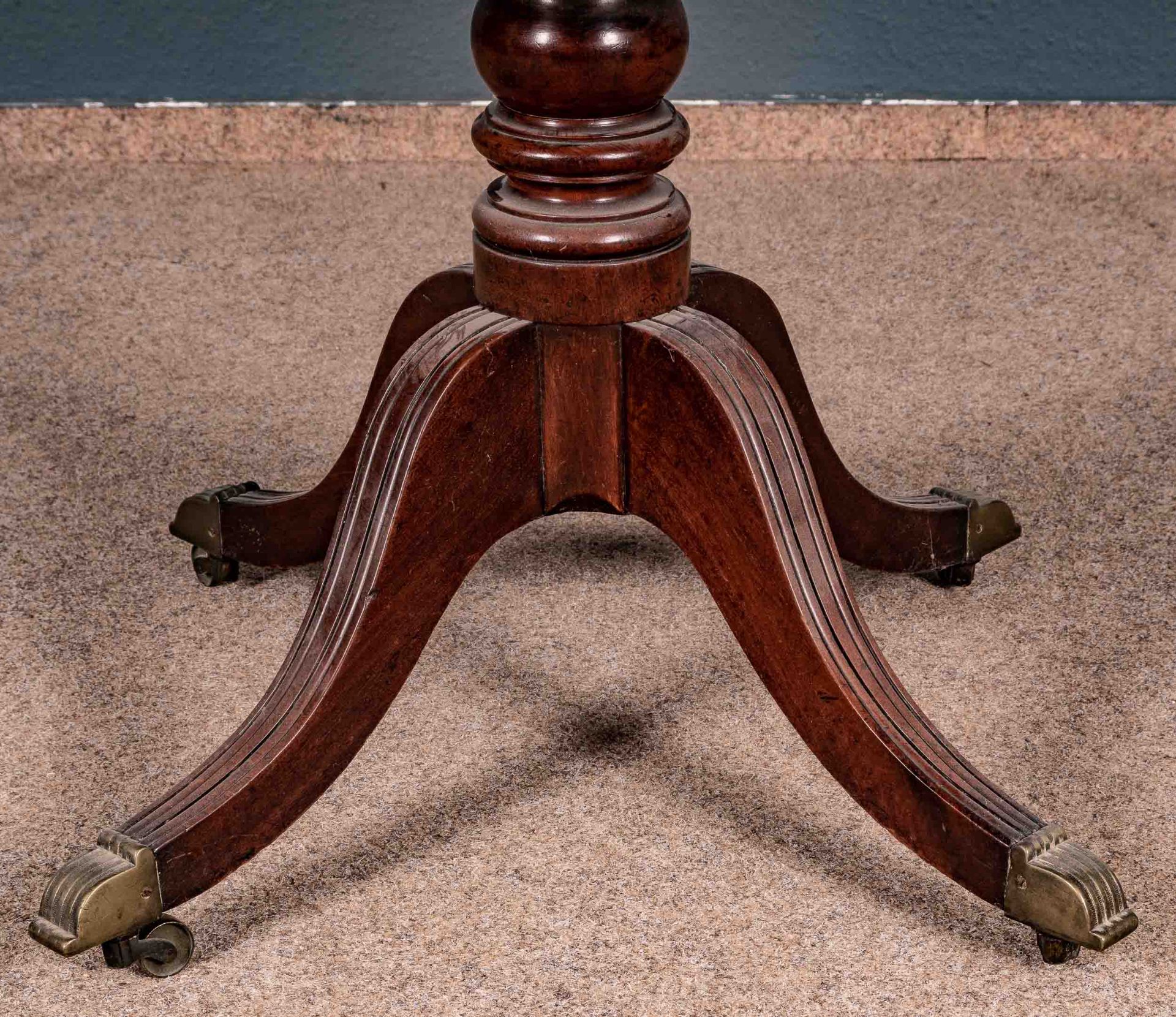 Antiker englischer Tea-table, Regency um 1800/20, Mahagoni, großer geräumiger Schubkasten, die seit - Bild 5 aus 12