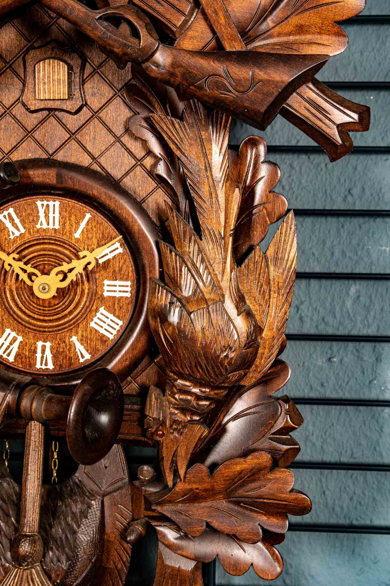 Imposante "Kuckucks"-Uhr, 2. Hälfte 20. Jhdt., aufwändig beschnitztes, nussbaumfarbiges Holzgehäuse - Bild 6 aus 15