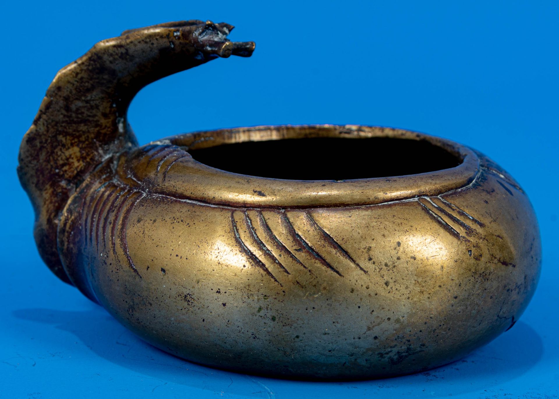 Altes chinesisches Bronze - Weihrauch- Räuchergefäß mit Griff in Form einer Schnecke. Brandriss ca. - Bild 6 aus 10