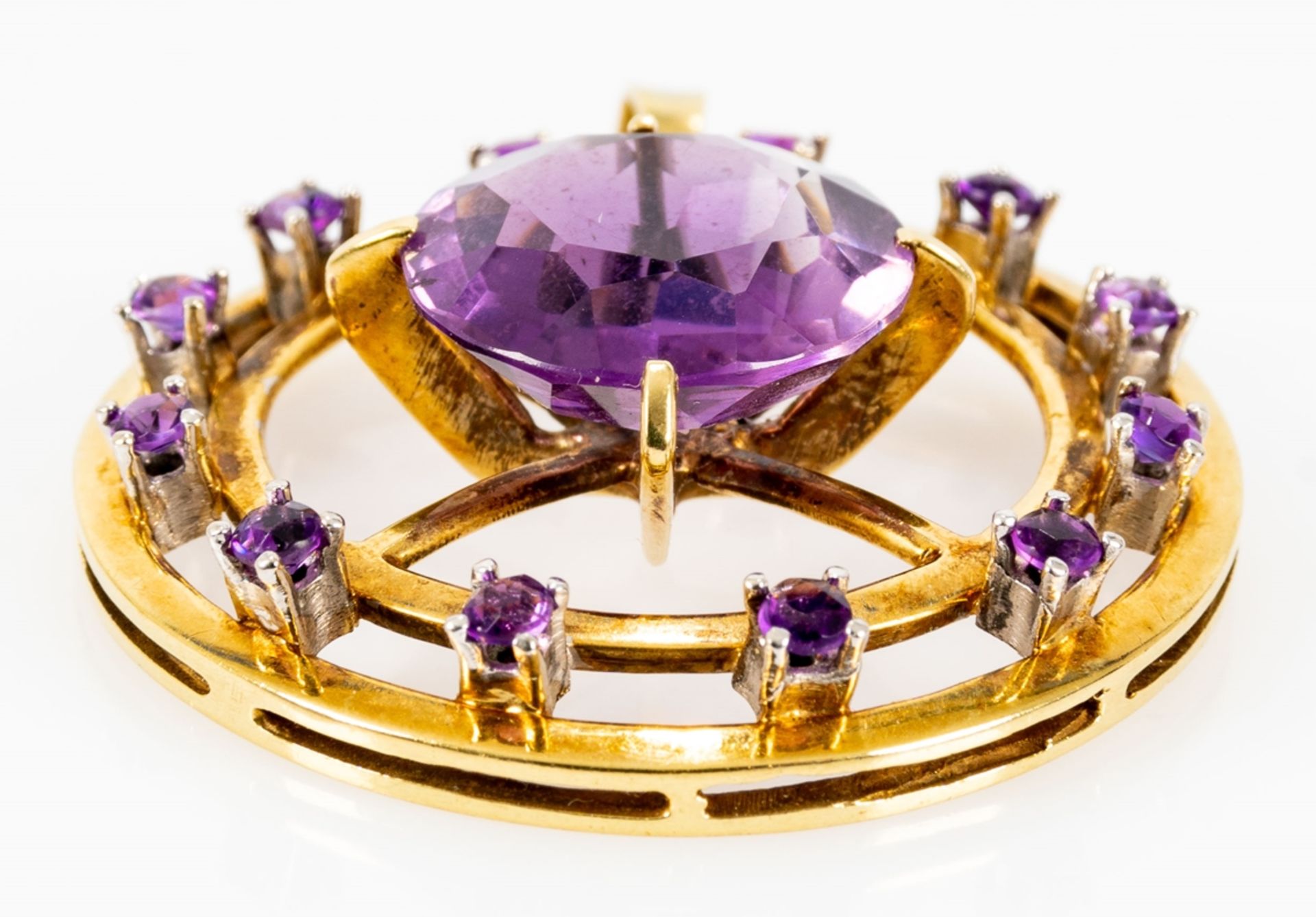 Runder, durchbrochen gearbeiteter 585er Gelbgold- Kettenanhänger, mittig mit großem Amethyst von c - Image 2 of 5