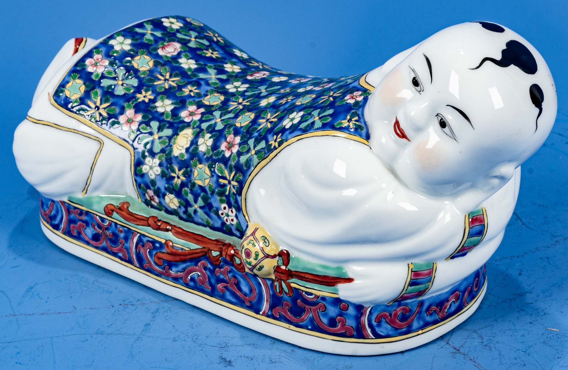 "Nackenstütze", -kissen in klassischer Formgebung eines auf dem Bauch liegenden Buddhas. Mit polych - Image 2 of 7