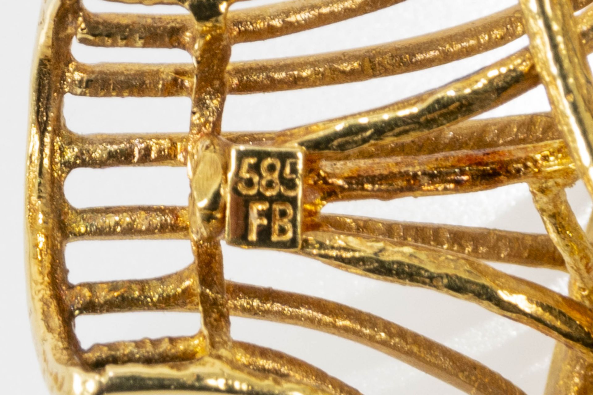 Extravagante 14 k Gelbgold-Filigran-Brosche mit polychromem Halbedelstein und Perlenbesatz, rückwär - Image 9 of 9