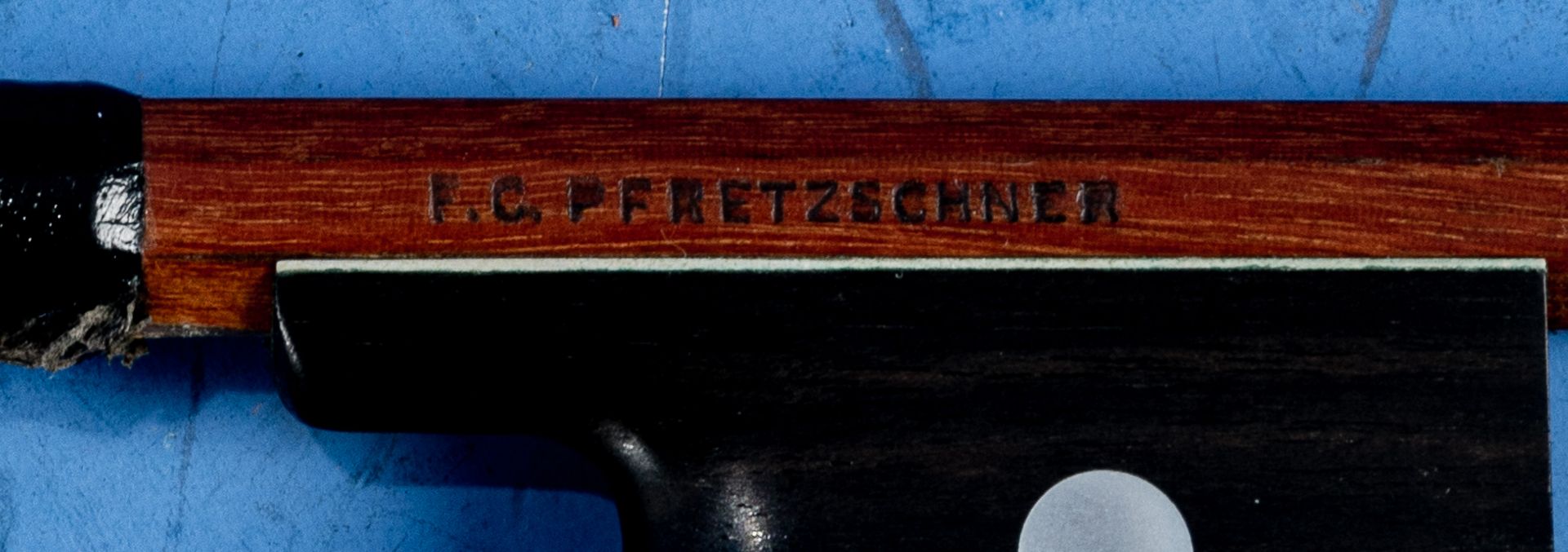 Älterer Violinenbogen/Geigenbogen, runde Stange mit eckigem Abschluss, mit Brandstempel: F. C. Pfre - Bild 3 aus 12