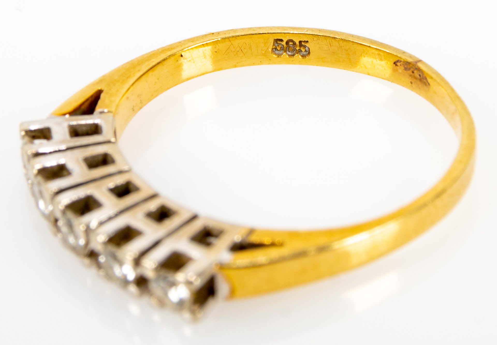 585er Gelbgold Beisteckring mit 5 Diamanten besetzt, Ringinnendurchmesser ca. 17 mm, ca. 3 gr. - Image 5 of 5