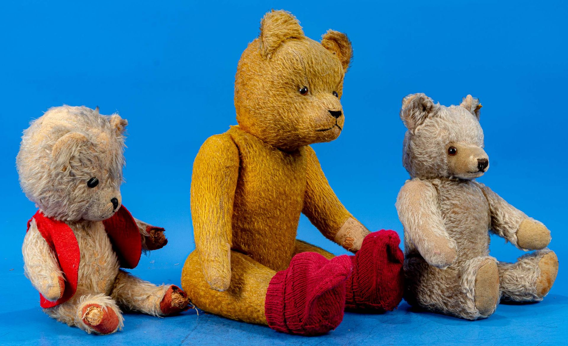 3teilige Sammlung alter bzw. antiker Teddys, 1 X STEIFF-Teddy, teilweise Holzwolle-Füllung, stärker - Bild 3 aus 5
