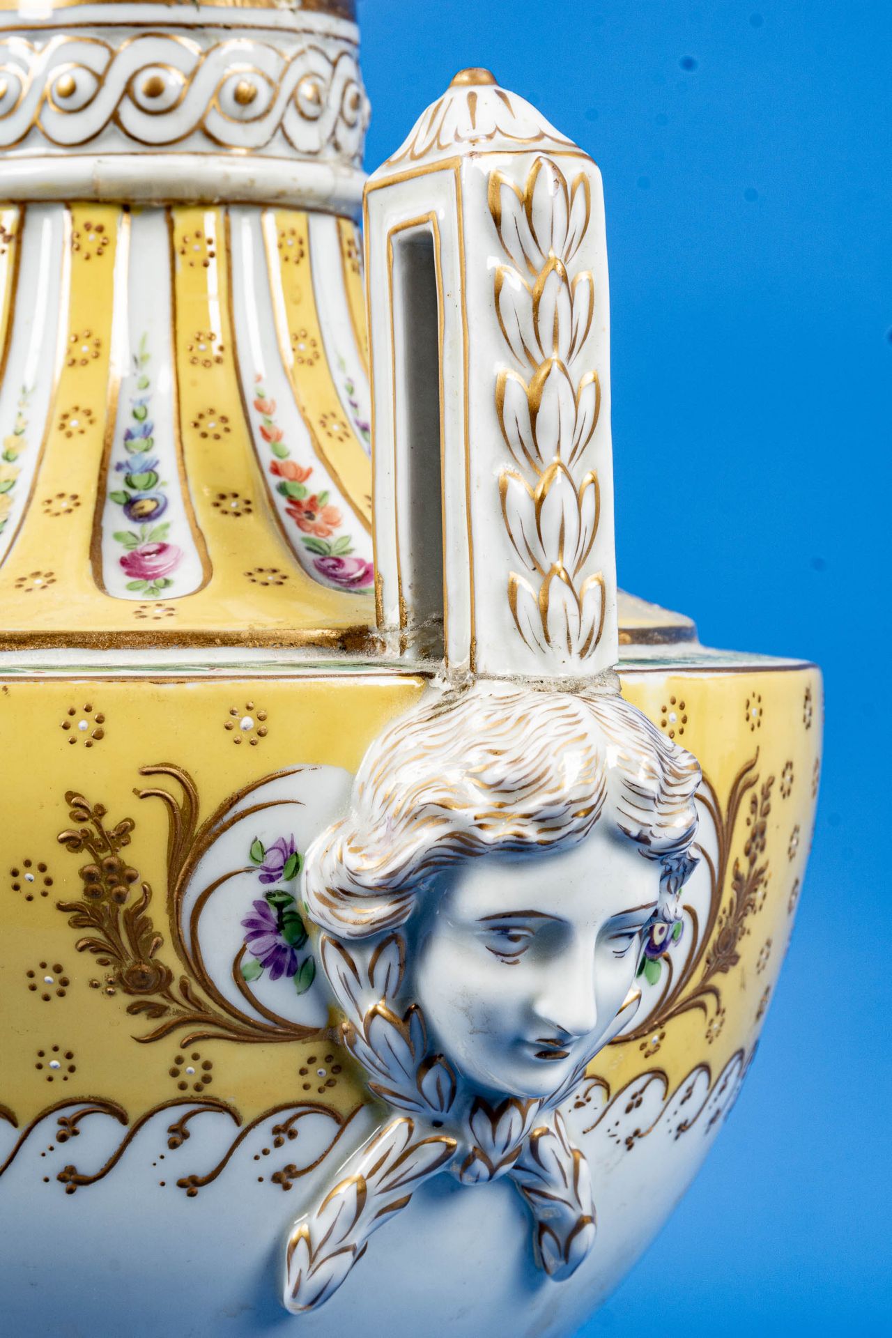 Hoch dekorative Potpourri-Vase in "Sevres-Manier des frühen 19. Jhdts.; aufwändig polychrom staffie - Bild 17 aus 22