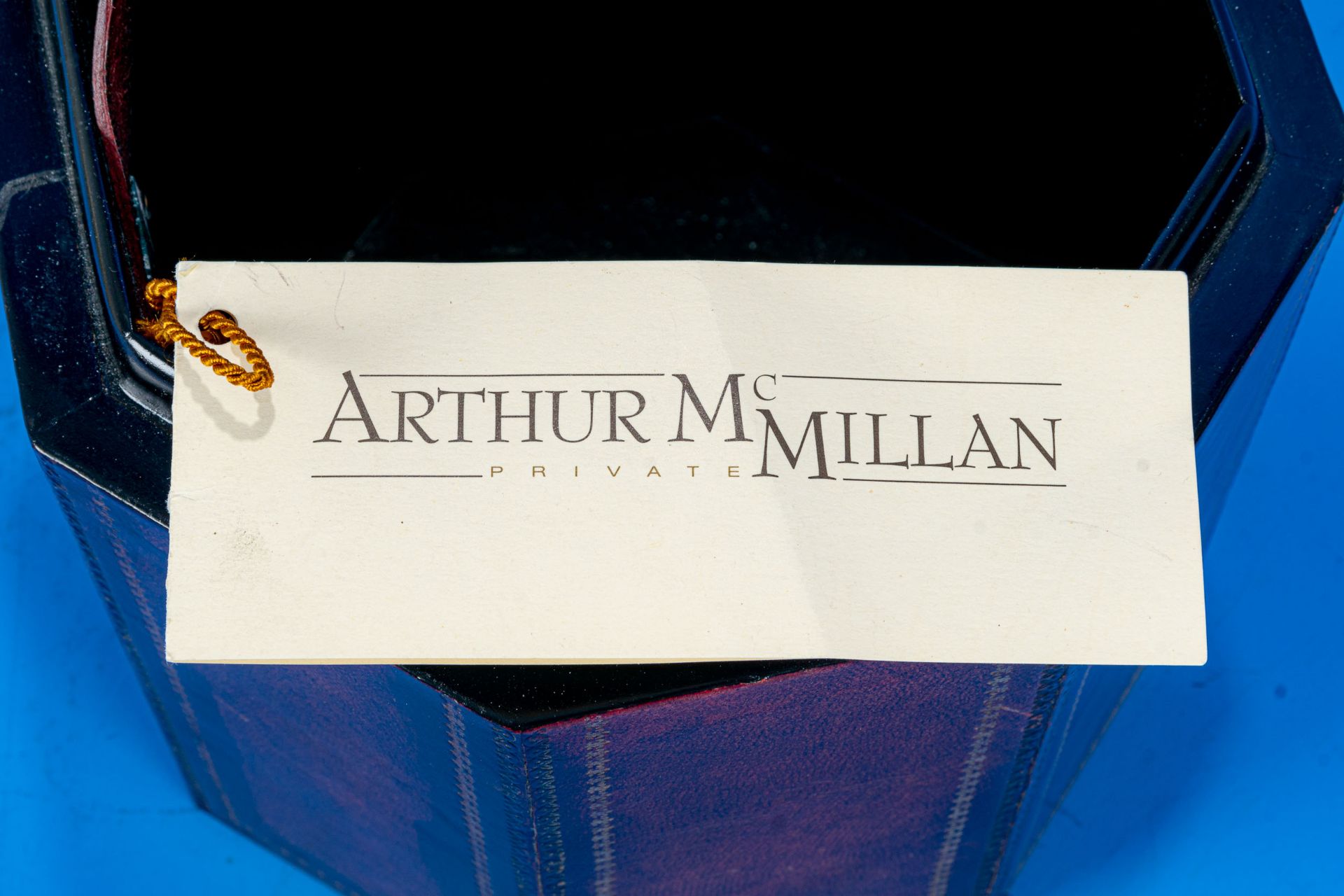 Oktagonale Deckelschatulle aus der "Arthur McMillan Private"-Collection, 20./21. Jhdt. Schwarzlacki - Image 3 of 8