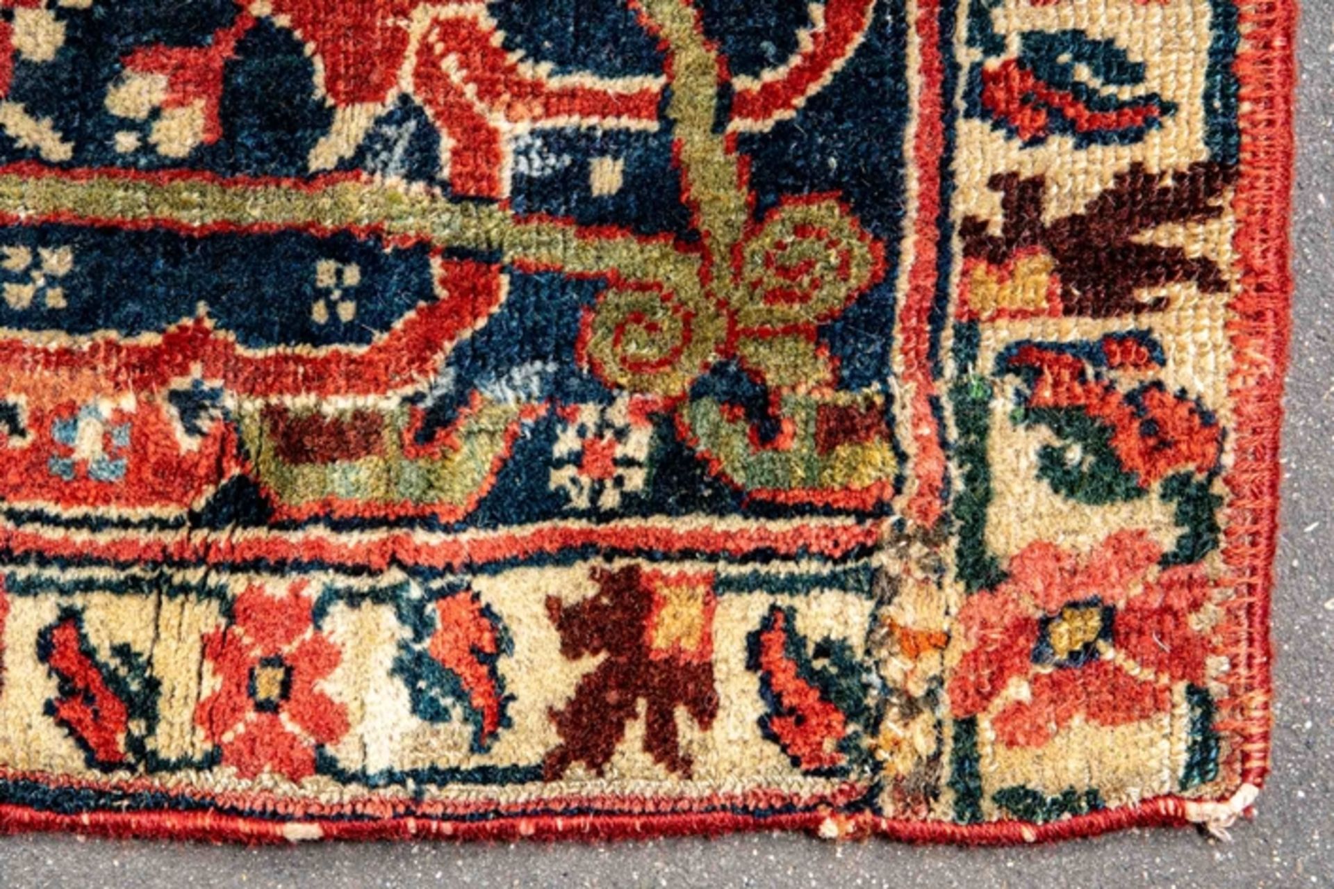 Früher nordwestpersischer Teppich, Mitte 18. Jhdt. oder früher. Format ca. 480 x 232 cm. Schafschur - Image 2 of 27