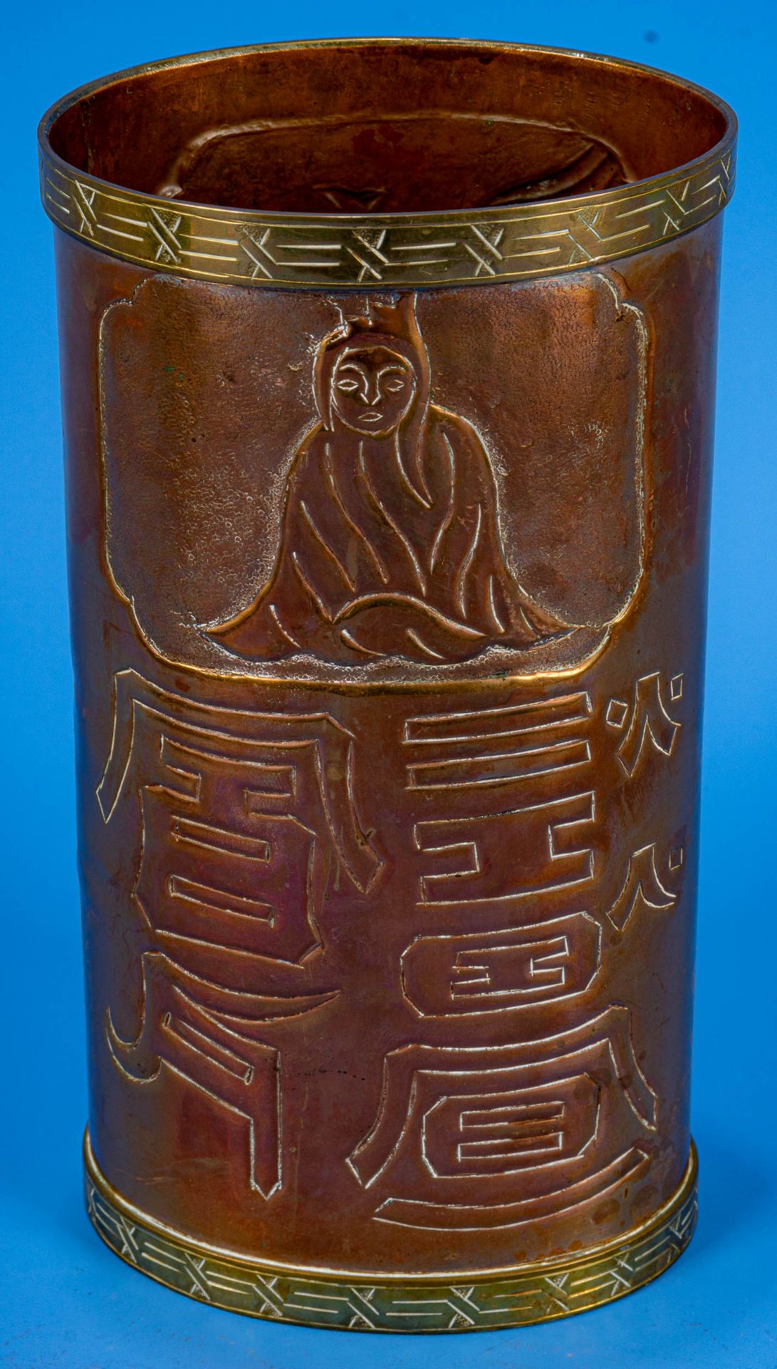 Pinselhalter aus Kupfer mit Messingbändern, südostasiatischer Raum. Beidseitig geprägte Darstellung - Bild 3 aus 6