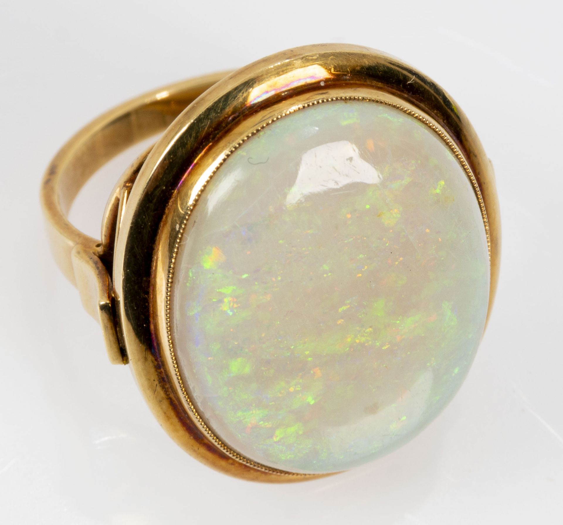 Großer Opal-Ring, 14 k Gelbgoldfassung, der Ringkopf mit eingefasstem ca. 18 x 22 mm großen Opal-Ca