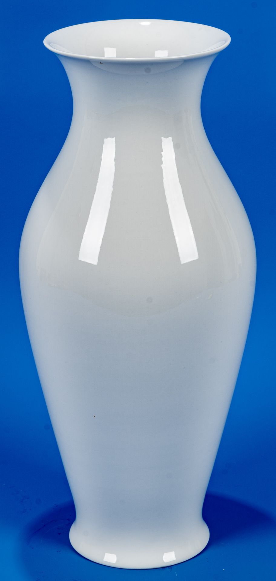 Hohe Blumenvase der KPM Berlin, Höhe ca. 45 cm, Durchmesser ca. 20 cm. Weißporzellan. Schöner, unbe