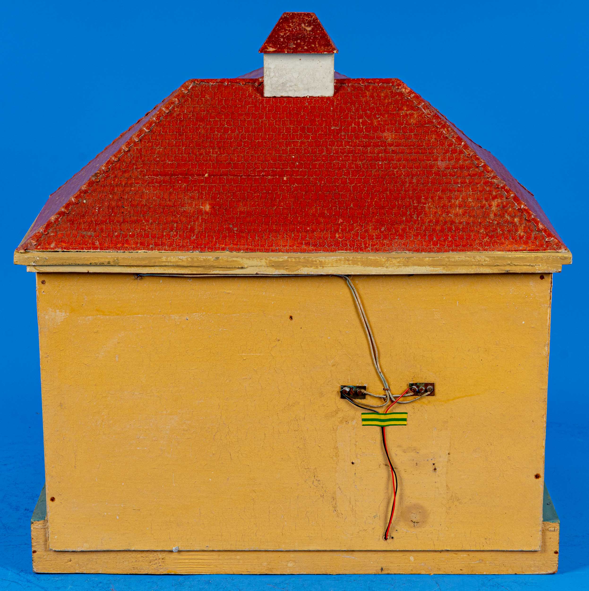 "VILLA"-Puppenhaus, polychrom bemaltes, zweistöckiges Puppenhaus mit ausgebautem Dachgeschoss. Das - Image 11 of 11