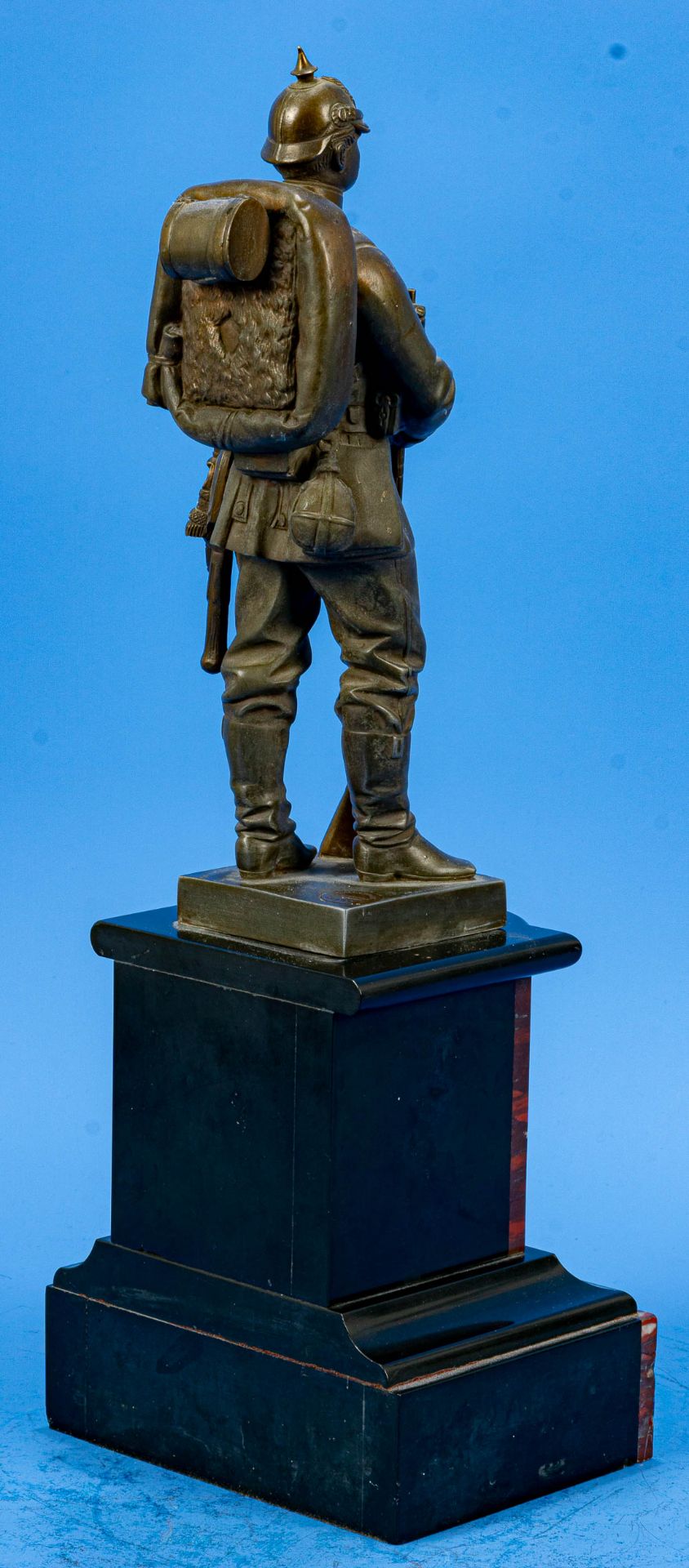 "Stehender Kaiserlicher Soldat" auf mehrfach getrepptem Natursteinsockel. Höhe der Figur ca. 27,5 c - Bild 7 aus 15
