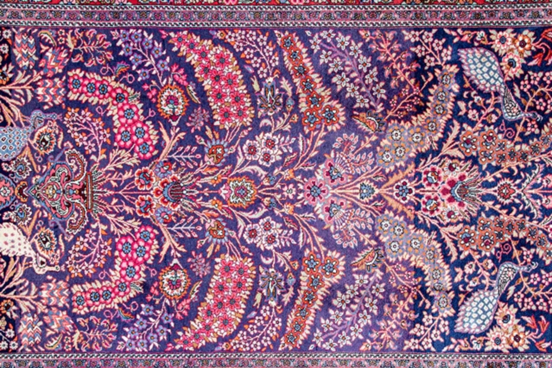 Große iranische Teppichbrücke, aufwändiger floraler und faunaler Dekor, breite, rotgrundige Hauptbo - Bild 2 aus 7