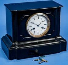 Schlichte schwarze Kaminuhr um 1900/20; schöner Erhalt, ungeprüftes mechanisches Uhrwerk mit Schlag