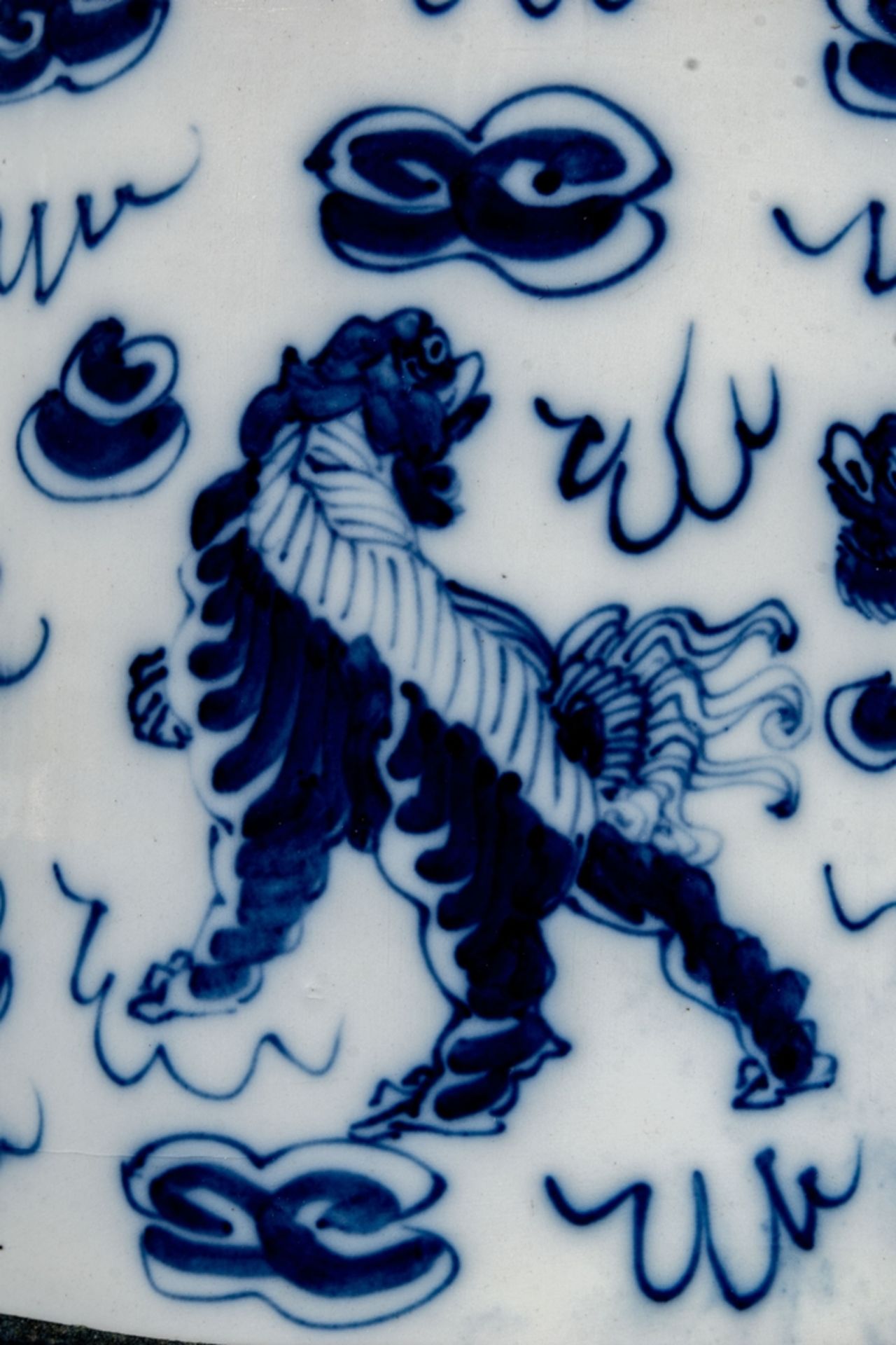 Prächtige Teekanne, ostasiatisches Weißporzellan, u.a. mit Drachendekor von Hand in Blautönen bemal - Bild 7 aus 13