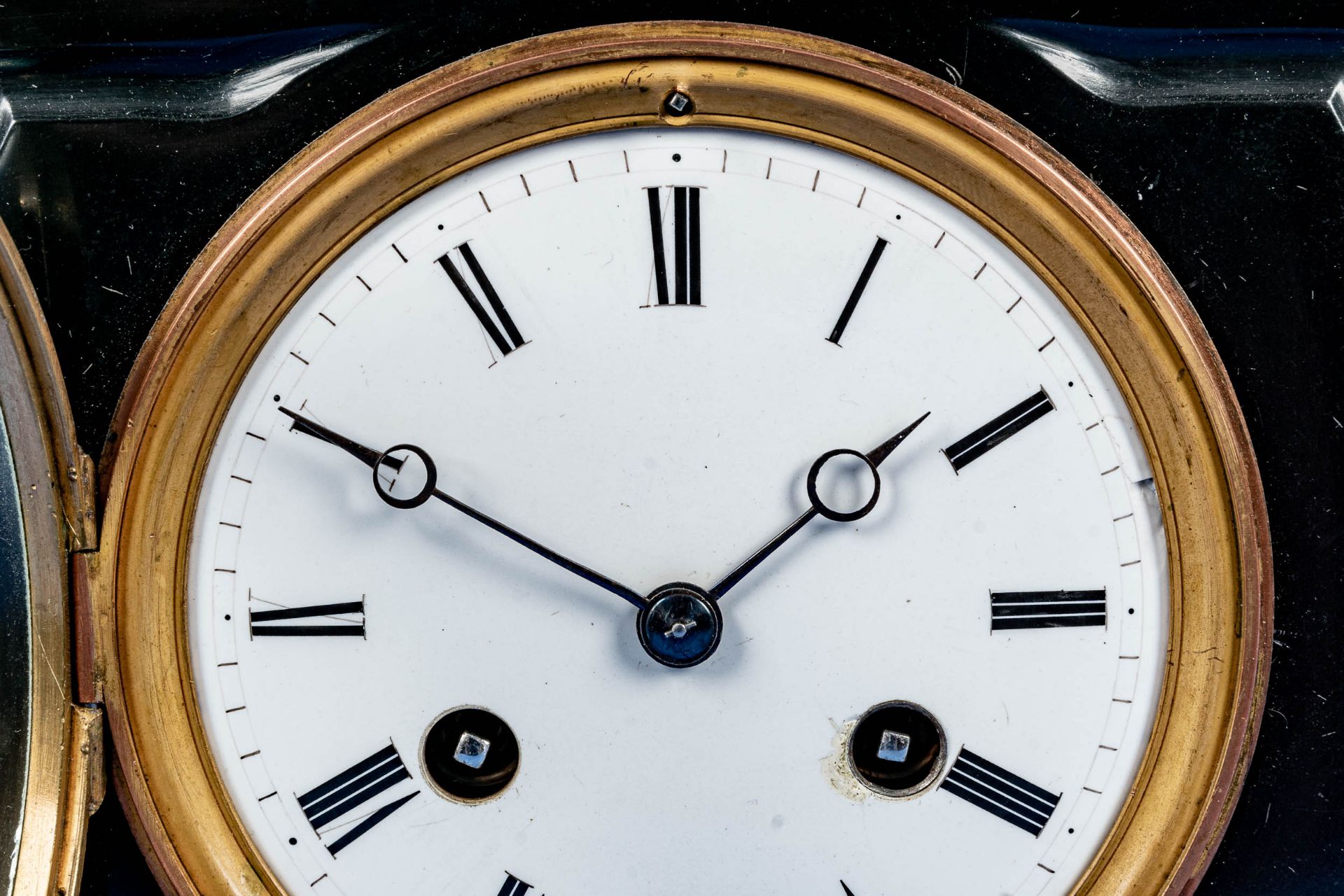 Schlichte schwarze Kaminuhr um 1900/20; schöner Erhalt, ungeprüftes mechanisches Uhrwerk mit Schlag - Bild 6 aus 12