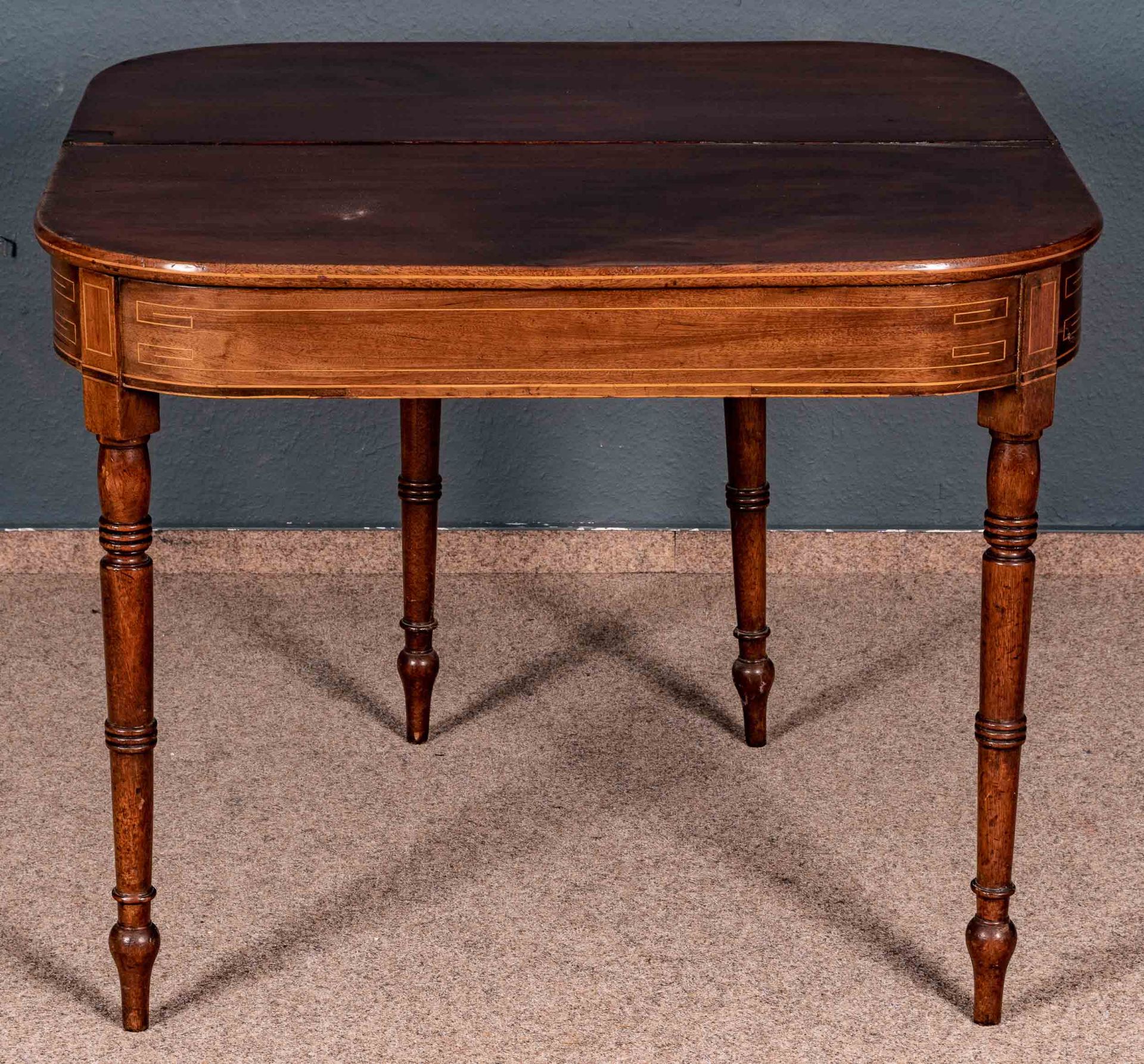 Antiker Konsoltisch/Spieltisch, sog. Teetisch, England um 1800/20, Mahagoni mit feinen Einlagen aus - Bild 2 aus 10