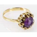 585er Gelbgold - Ring mit stark abgenutztem, rundem Amethyst in einfachem Schliff, von winzigen Bri