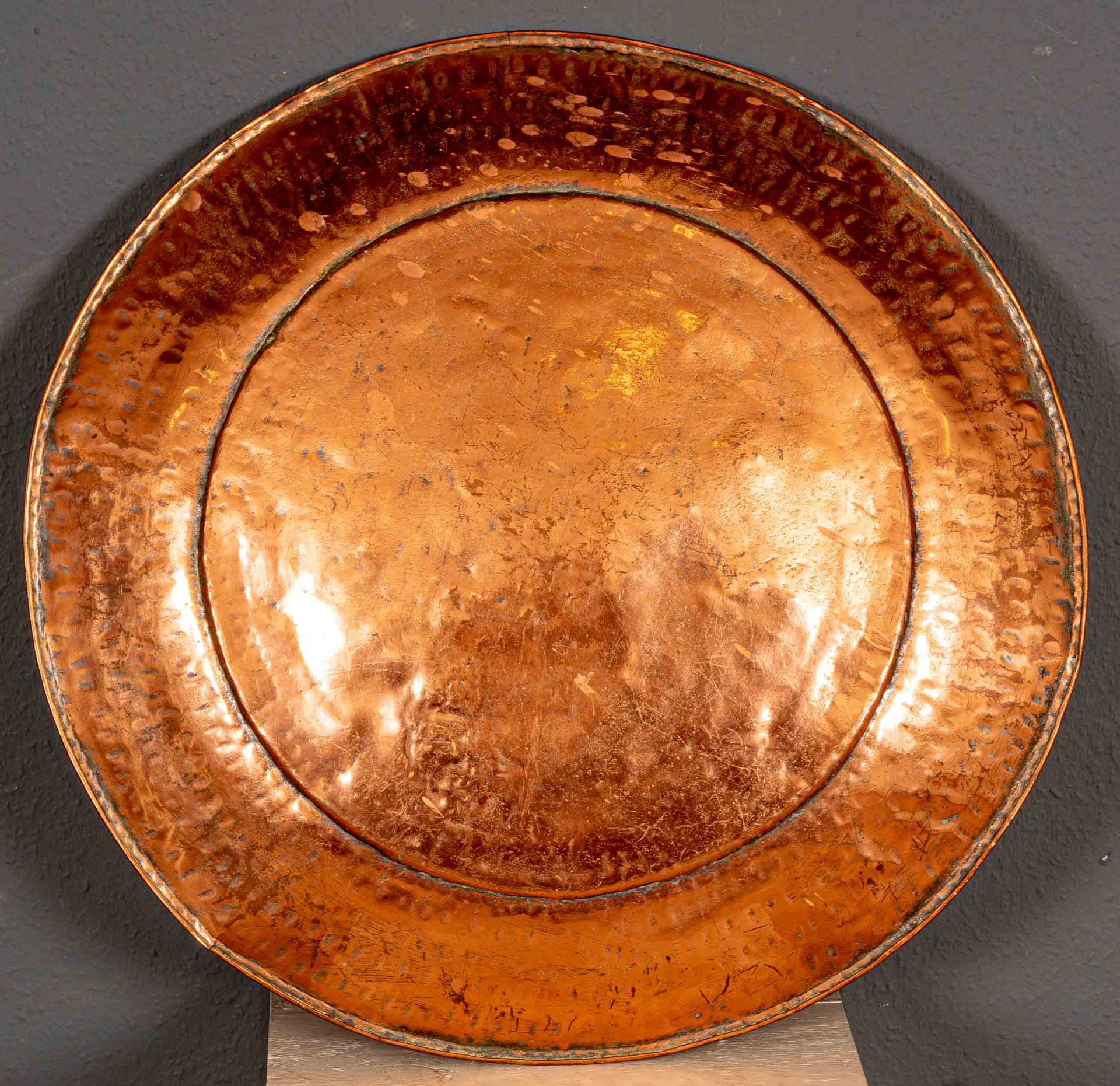 Sehr große Kupferplatte, bez.:"A 1 B", arabischer Raum, 20. Jhdt., Durchmesser ca. 71 cm. - Image 2 of 7