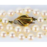Akoya - Perlenkette mit vergoldetem Verschluss ( besetzt mit 2 winzigen Brillanten). Durchmesser ca