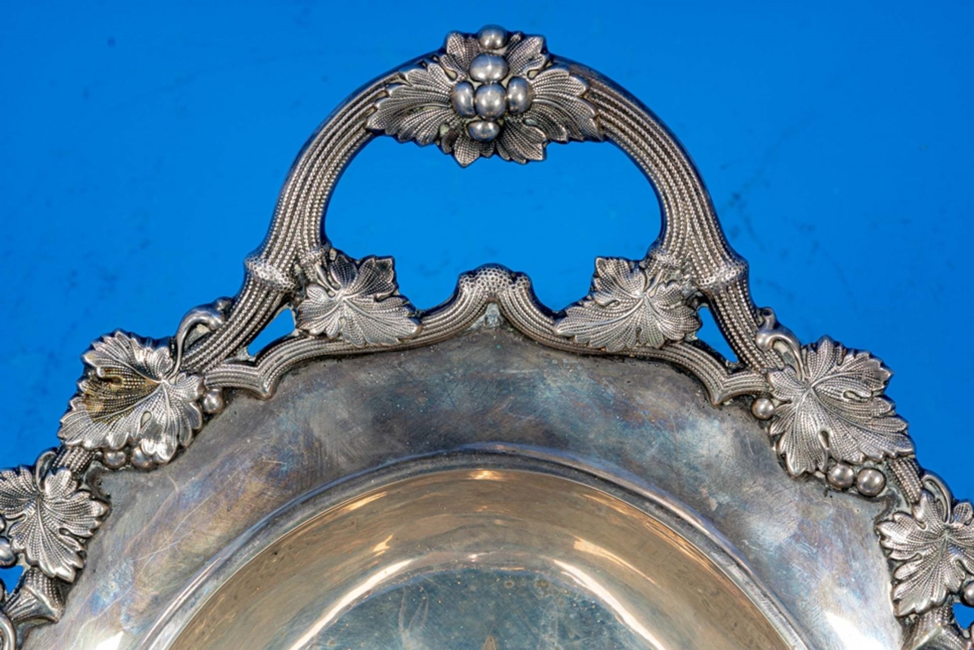 Ovale Henkelschale auf Rocaillen- Füßen, Historismus Ende 19. Jhdt., 13 lötiges Silber mit teils pl - Bild 5 aus 6