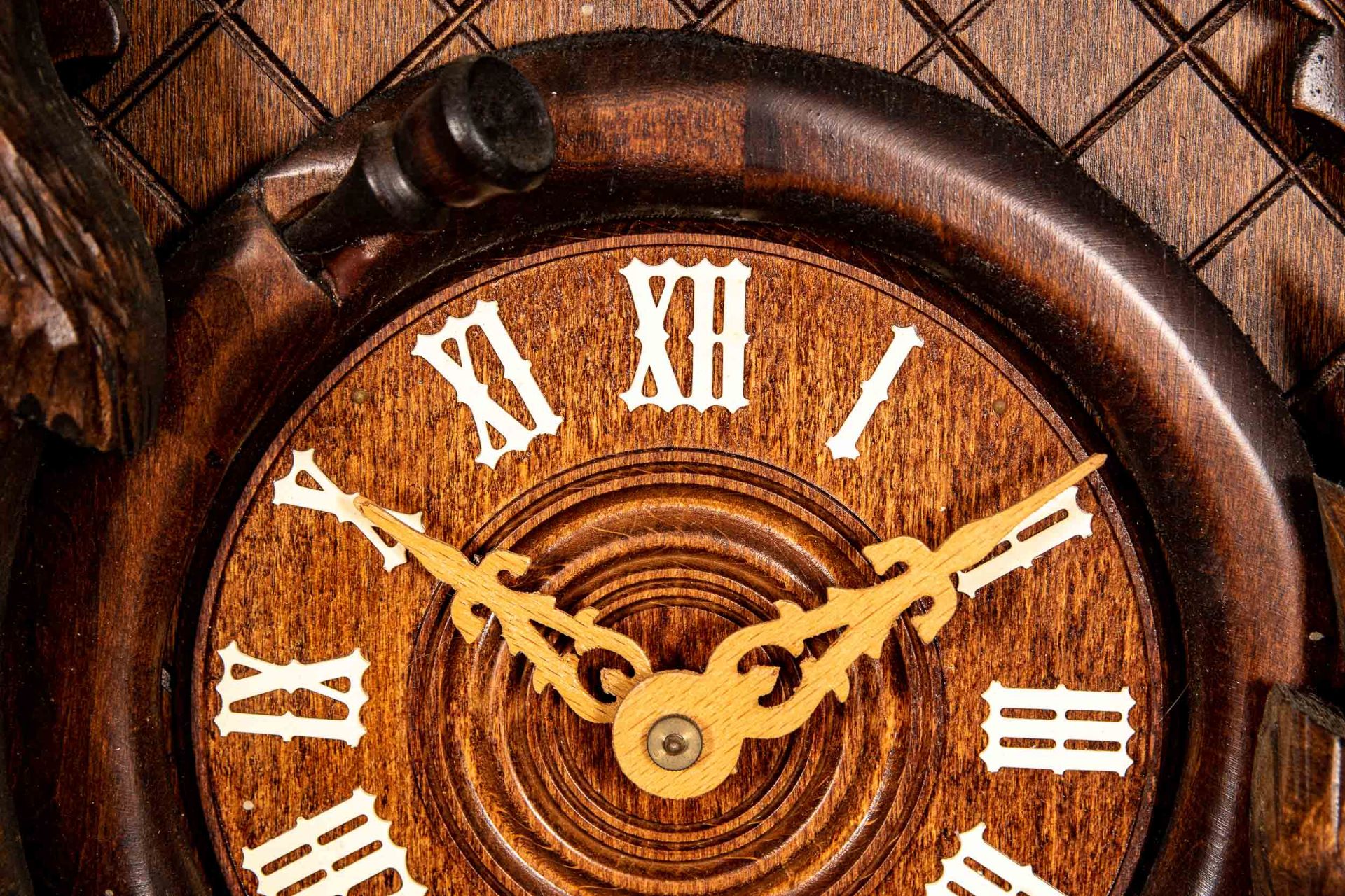 Imposante "Kuckucks"-Uhr, 2. Hälfte 20. Jhdt., aufwändig beschnitztes, nussbaumfarbiges Holzgehäuse - Bild 4 aus 15
