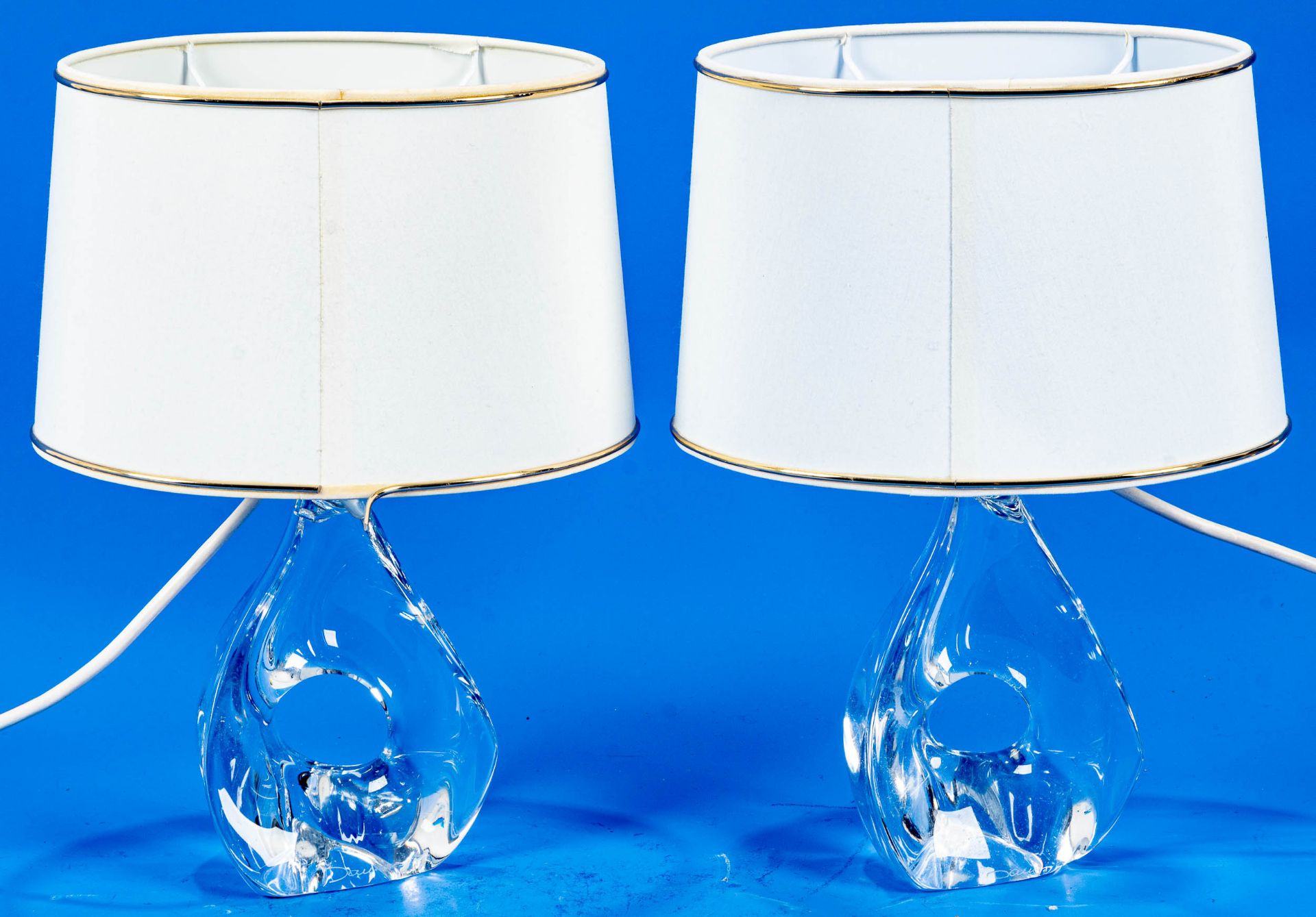 Paar zeitlos eleganter Tischlampen, organisch geformtes, farbloses, schweres Kristallglas, signiert - Bild 7 aus 9