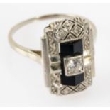 Feiner Art-Deco Damenring, 14 k Weißgoldfassung mit Onyx & Markasitenbesatz; mittig viereckig gefas