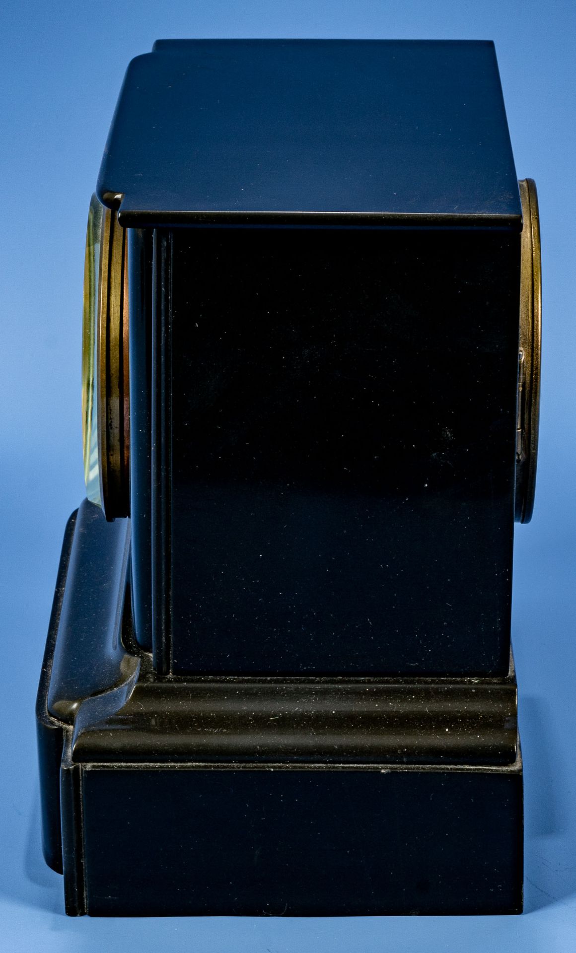 Schlichte schwarze Kaminuhr um 1900/20; schöner Erhalt, ungeprüftes mechanisches Uhrwerk mit Schlag - Bild 9 aus 12