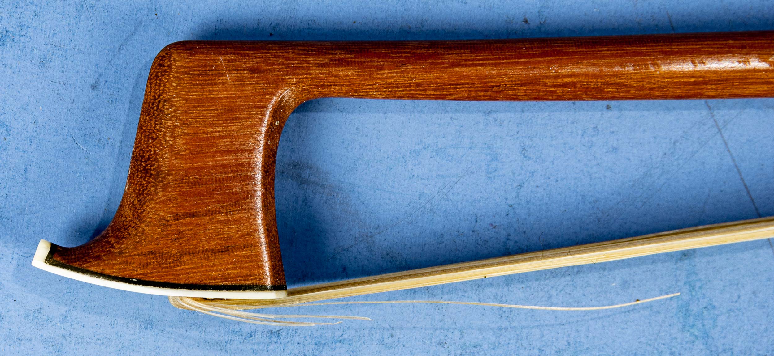 Älterer Violinenbogen/Geigenbogen, runde Stange mit eckigem Abschluss, mit Brandstempel: F. C. Pfre - Image 5 of 12
