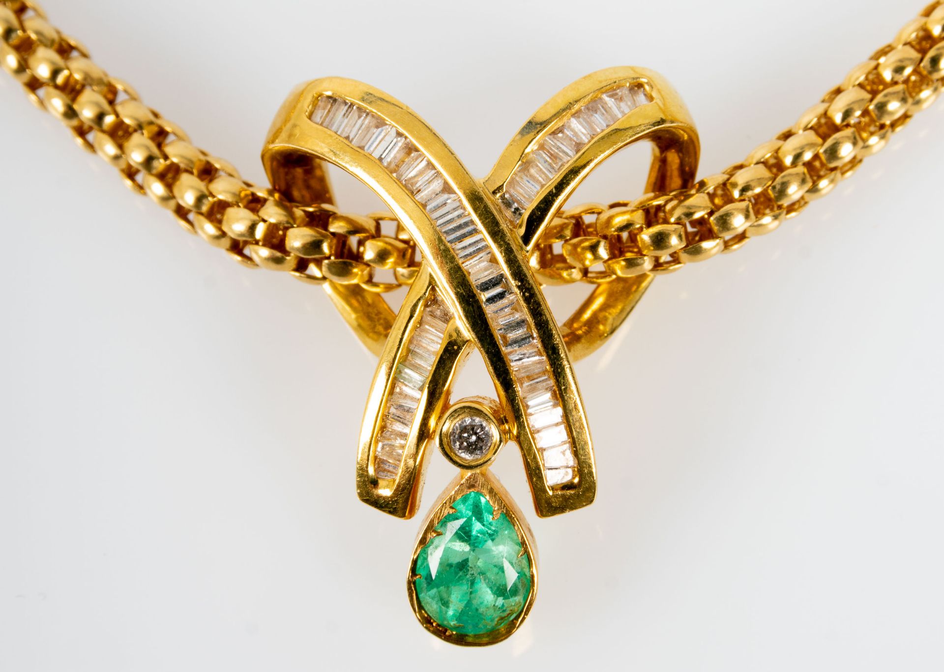 Prächtiges Smaragd-Brillant-Collier, bewegliche, ca. 46 cm lange tauförmige Halskette mit einer Bre