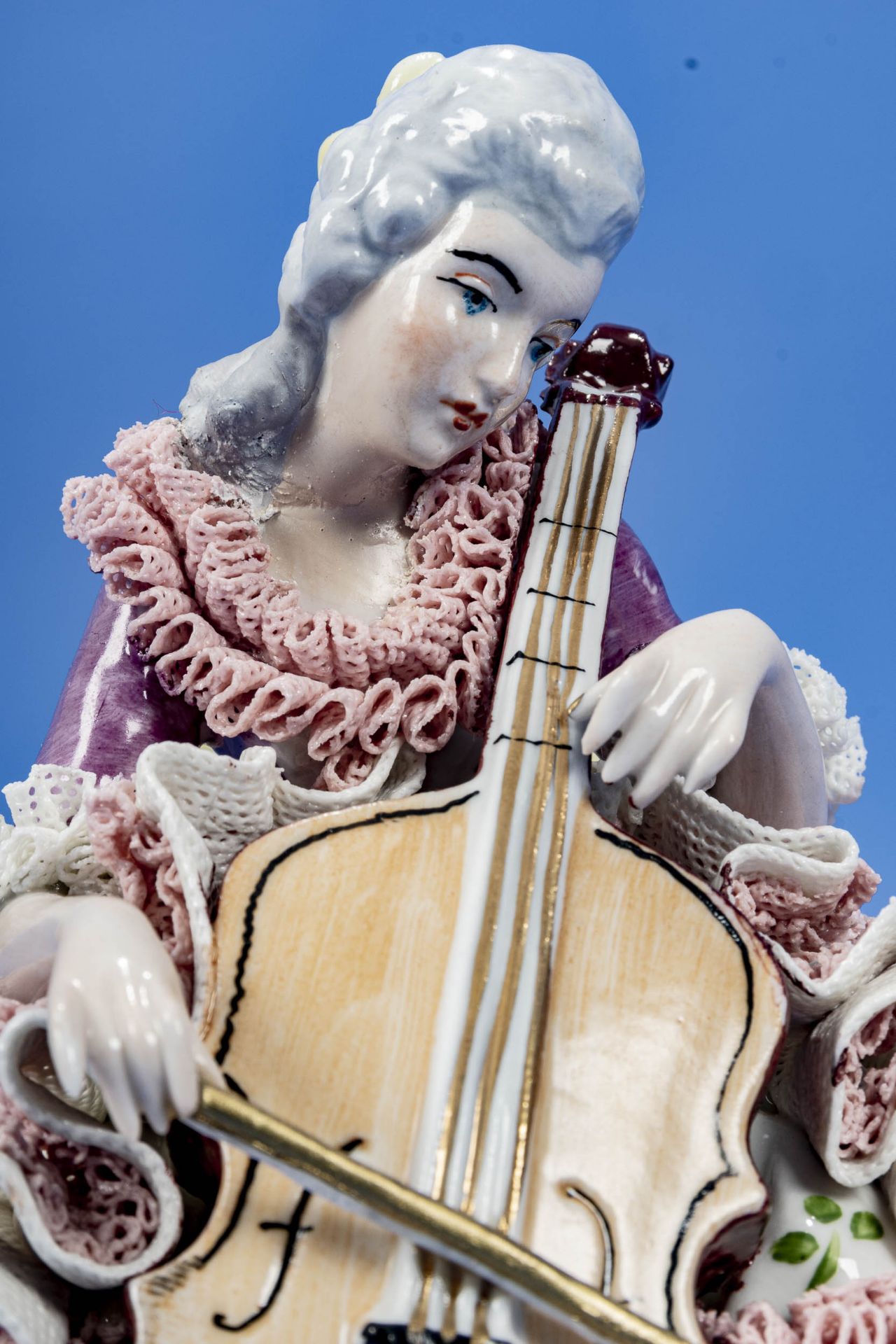 "Die Cellistin", Cello spielende, auf einem Polsterstuhl in ihr Spiel vertiefte, junge Frau, Thürin - Bild 6 aus 7