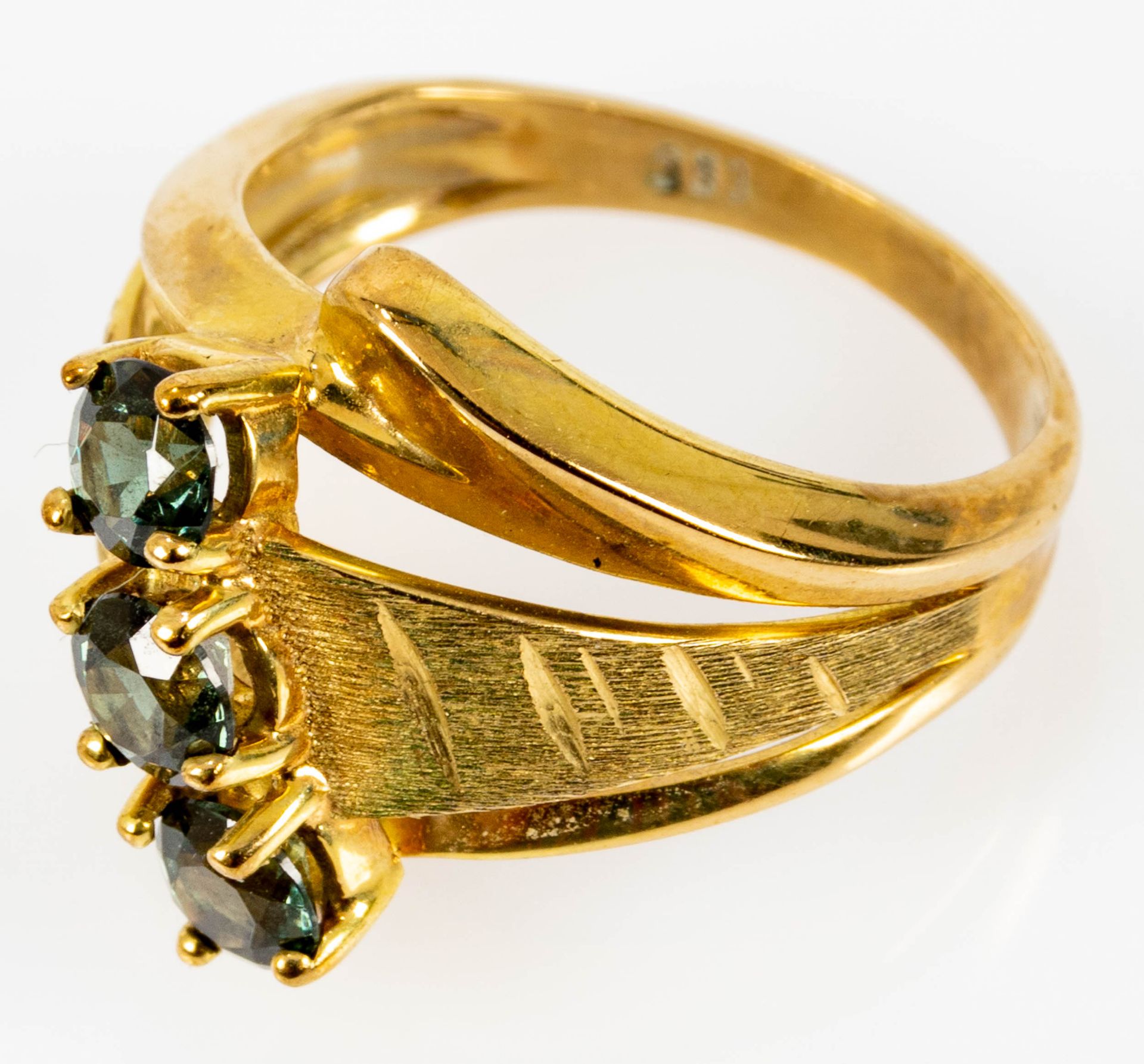 Prächtiger 333er Gelbgold - Damenring mit 3 einzelnen Smaragden besetzt; Ringinnendurchmesser ca. 1 - Image 3 of 6