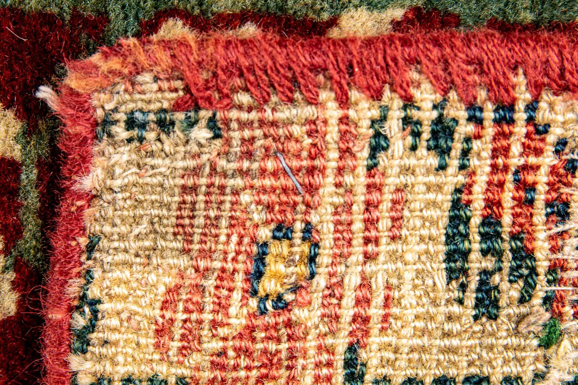 Früher nordwestpersischer Teppich, Mitte 18. Jhdt. oder früher. Format ca. 480 x 232 cm. Schafschur - Image 3 of 27
