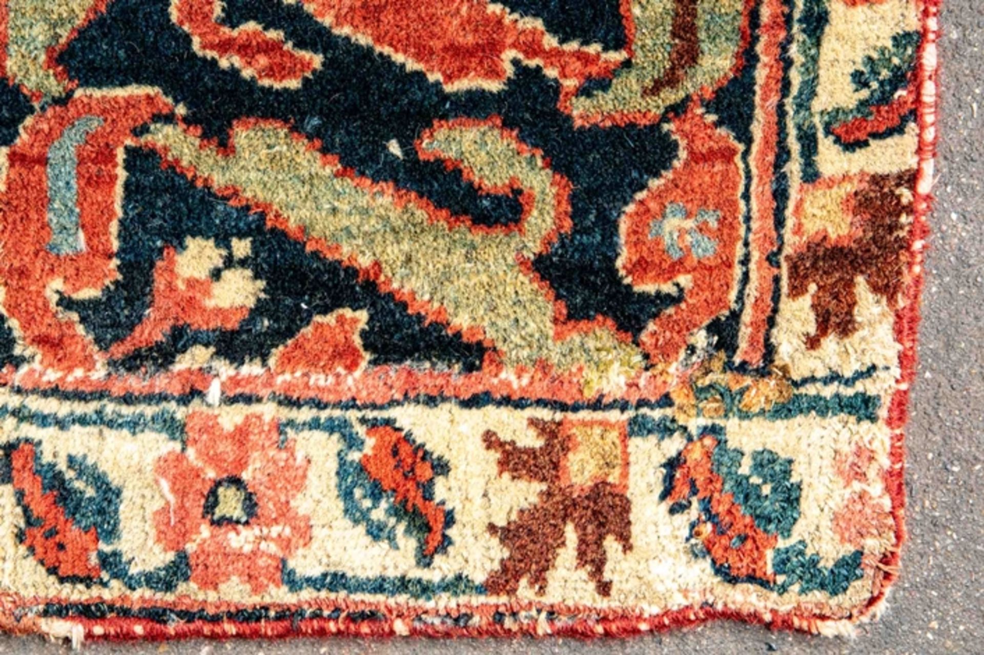 Früher nordwestpersischer Teppich, Mitte 18. Jhdt. oder früher. Format ca. 480 x 232 cm. Schafschur - Image 7 of 27