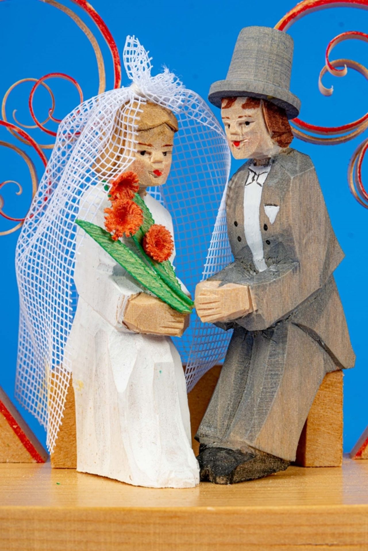 2 x "Hochzeitsfiguren", erzgebirgische Volkskunst. Das größere Teil aus Seiffen (ca. 26 x 6 cm), in - Bild 4 aus 6