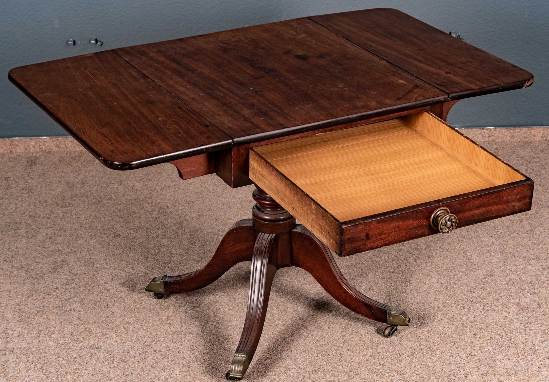 Antiker englischer Tea-table, Regency um 1800/20, Mahagoni, großer geräumiger Schubkasten, die seit - Bild 7 aus 12