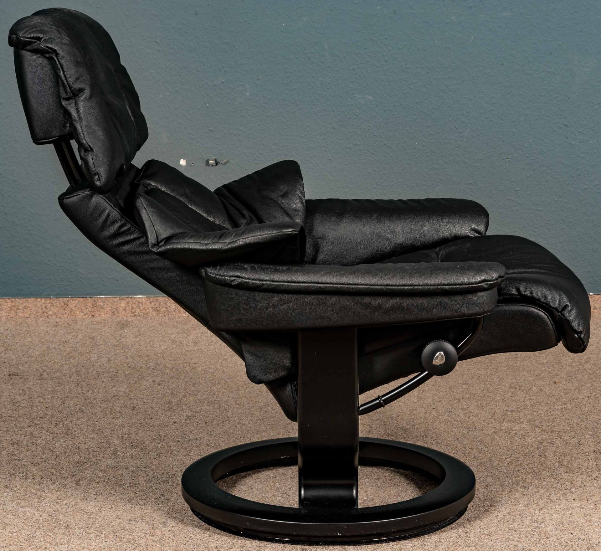 "STRESSLESS" - Sessel mit passendem Hocker, schöner gebrauchter Erhalt. Schwarzes Leder. - Bild 5 aus 8