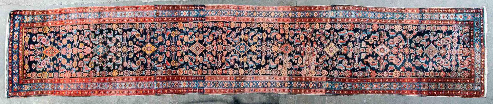 Alte oder antike indigoblau-grundige Teppichgalerie, Iran Mitte 20. Jhdt., ca. 102 x 528 cm. Stärke - Bild 3 aus 11