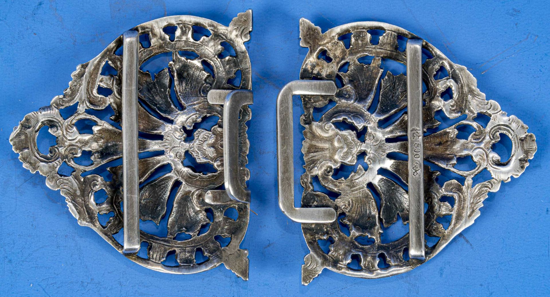 2tlg., teils durchbrochen gearbeitete/ gegossene Gürtelschließe aus 800er Silber; reich verziert, f - Bild 4 aus 6